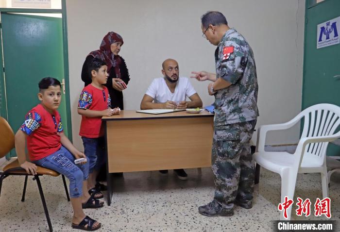 图为中国维和军医在黎巴嫩任务区巡诊医疗点为当地民众免费接诊并赠送药品。　孙帅 摄
